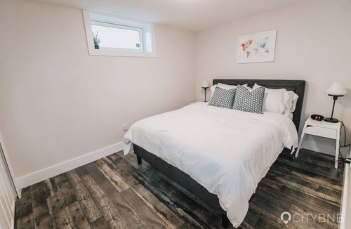 Jasper Place House | 5 min from WEM. 2 Bedroom Suite.