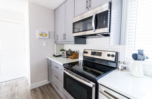 Jasper Place House | 5 min from WEM - 3 Bedroom Home