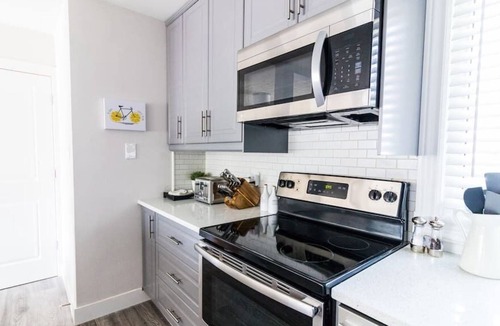 Jasper Place House | 5 min from WEM. 3 Bedroom Home.