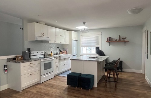 Regional District of Nanaimo Apartment | 5 min Lake & Trail Access! Private, Safe, Fully Stocked nClose to VIU & NRGH