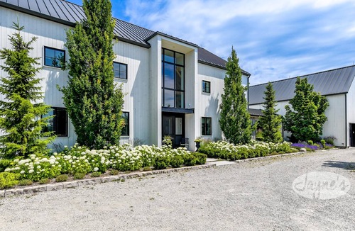The Blue Mountains House | 5 Min to Georgian Peaks! Breathtaking 5bdrm 5bath Converted Barn - Blue Mtn!