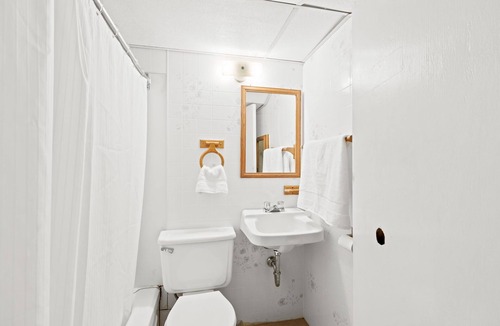 Ottawa Division House | 5 Min Walk to Algonquin College - Private Rooms - Female Students Only