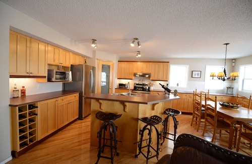 Southeast Calgary House | 5 min walk to community lake, 1 hour from the mountains, close to Spruce Meadows