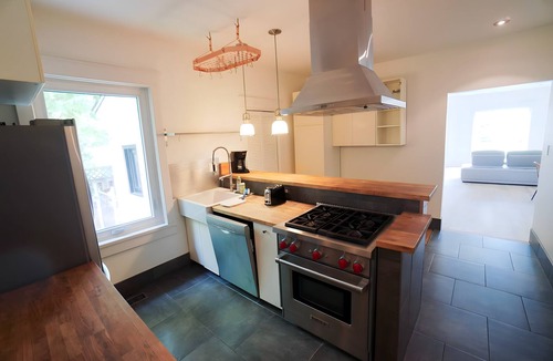 Niagara Falls House | 5-Min Walk to Falls | Parking | Historic 3BR