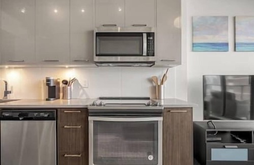 East Village Apartment | 5 min walk to Stampede | 2BR |AC |Near Frt Calgary