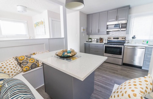 Jasper Place House | 5 mins from WEM - 3 Bedroom Home