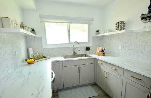 Central Okanagan House | 5 Mins to Lake/Downtown - Private & Spacious 3 Bd 2 Bath - PET FRIENDLY!