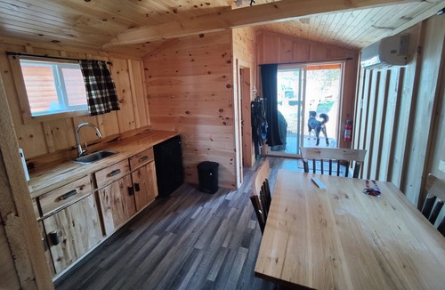 Picton Cabin | 5 minute walk to Sandbanks Beach! In the heart Prince Edward County