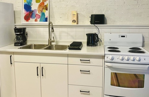 Hamilton House | 5 minutes walk to the Hamilton Airport! Spacious & Fully Private Basement Apt.