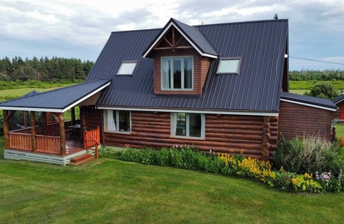 Cable Head East Cottage | 5 Star Log Beach House by the Ocean