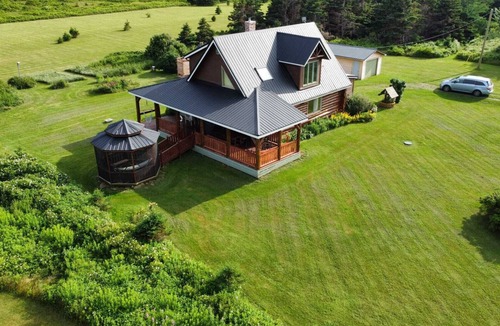 Cable Head East Cottage | 5 Star Log Beach House by the Ocean