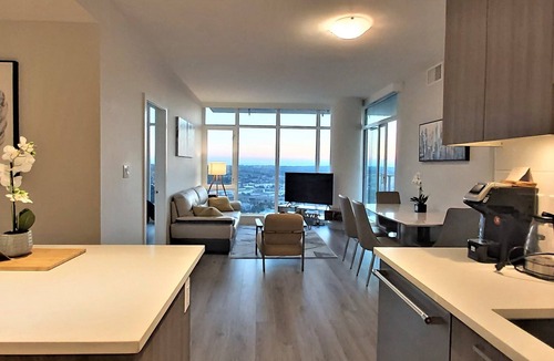Burnaby Condo | 5 Star Luxury 2 Bed 2 Bath Condo in Brentwood