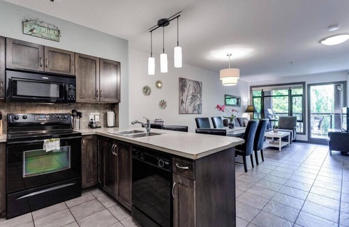 South Pandosy Condo | 5 ⭐️- Unit 322 - Sol Terra Stays - Enjoy Your Breakfast With A Creek View