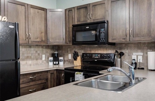 South Pandosy Condo | 5 ⭐️- Unit 322 - Sol Terra Stays - Enjoy Your Breakfast With A Creek View