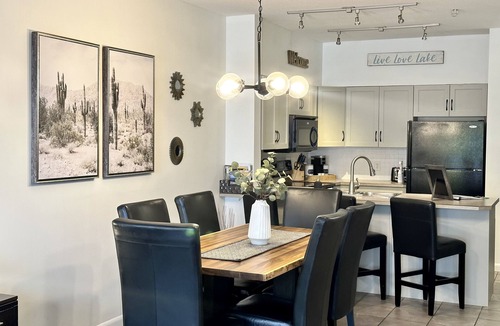 South Pandosy Condo | 5 ⭐️ Unit 437 - Sol Terra Stays - Bright 2 bdrm with Pool & Courtyard Views