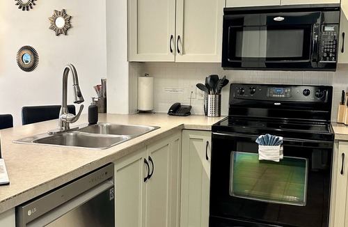 South Pandosy Condo | 5 ⭐️ Unit 437 - Sol Terra Stays - Bright 2 bdrm with Pool & Courtyard Views