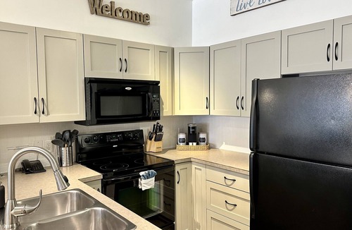 South Pandosy Condo | 5 ⭐️ Unit 437 - Sol Terra Stays - Bright 2 bdrm with Pool & Courtyard Views