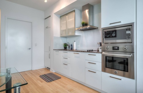 Toronto Entertainment District Condo | 50th+ floor lake view condo beside CN tower