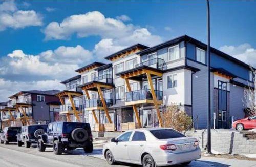 Southeast Calgary Apartment | 56 m² Apartment ∙ 2 bedrooms ∙ 4 guests
