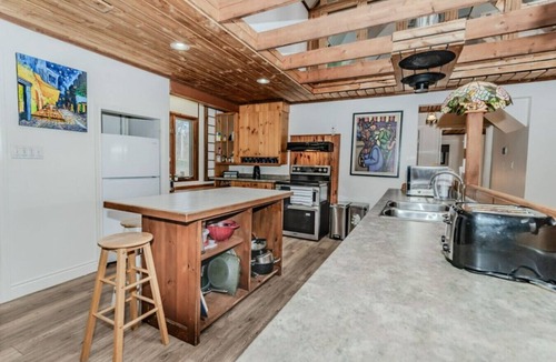 Muskoka Lakes Cottage | 5BR Family Lakefront Cottage, Walk to Bala!