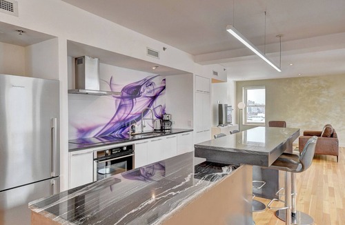 Chinatown Apartment | 5mn place des arts, spacious top floor apartment with parking space