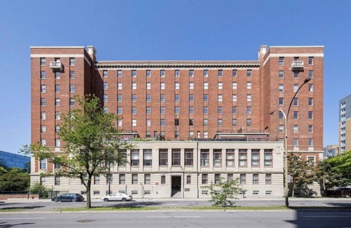 Chinatown Apartment | 5mn place des arts, spacious top floor apartment with parking space