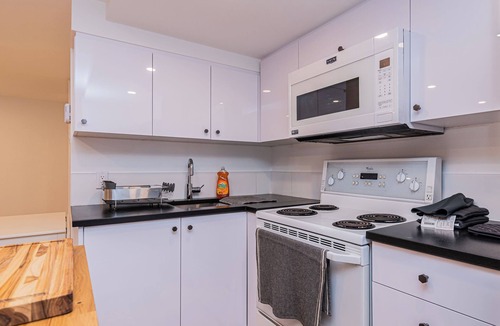 Cote-Saint-Paul Apartment | 5tudio@Jolicoeur Bright Basement- Only 15 Minutes to Montreal via Jolicoeur Stn