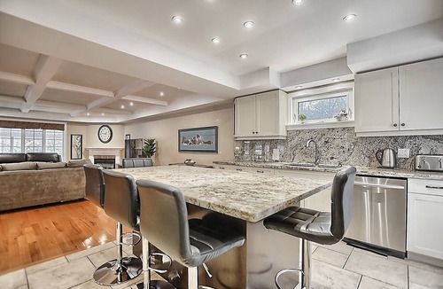 Alcona Cottage | 6 Bedroom Executive Cottage near Lake Simcoe & Innisfil Beach Park