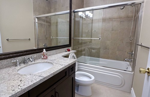 Marpole Villa | 650-Sf private entrance cozy near airport-Marine Gateway, Langara, UBC downtown