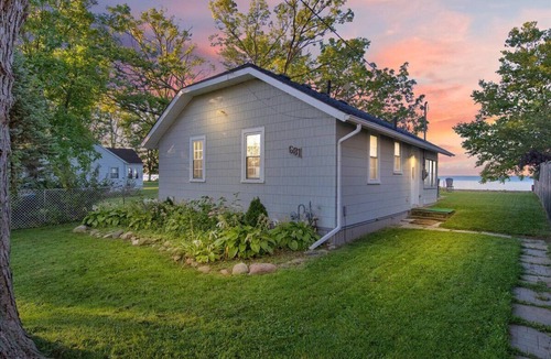 Town of Essex Cottage | 681 Beach House - Private Beache, YQG wineries, peaceful cottage life