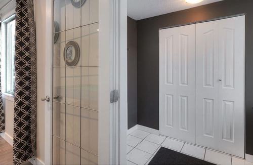 Rutland House | 7 Bdr House, Central location, AC, HOT TUB & VALUE!
