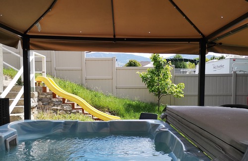 Rutland House | 7 Bdr House, Central location, AC, HOT TUB & VALUE!