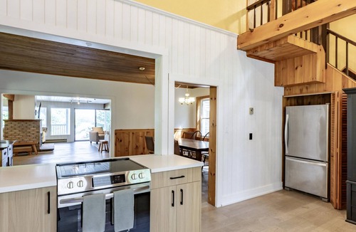 Muskoka Lakes Cottage | 7 bed 4 bath cottage with 300ft waterfront on Lake Rosseau