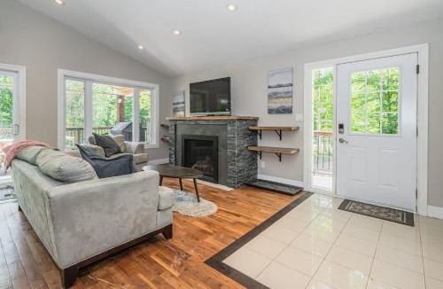 South Bruce Peninsula Ski Chalet | 7-bed W Starlink , V-ball Near Beach!