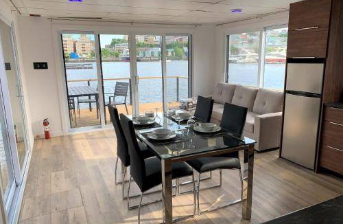 Lower Town Boat Rental | 70 m² Houseboat ∙ 1 bedroom ∙ 4 guests