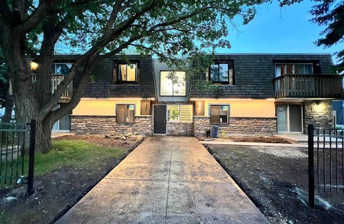 Southwest Edmonton Resort | 750 m² Private room ∙ 2 bedrooms ∙ 4 guests