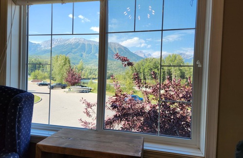 East Kootenay House | 7BD | Family & Friends | 360 Views ! | A/C |Sauna