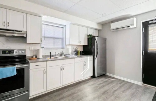 South Central House | 7Bd Spacious Home in Walkerville With Parking