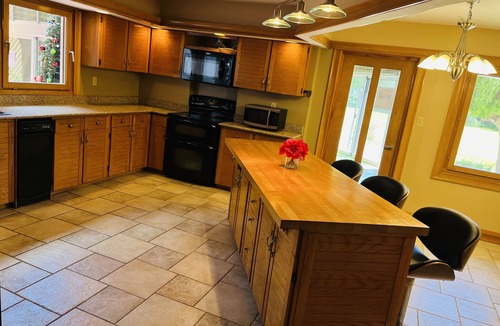King House | 8200Sq. Ft. 3 acre vacation home w indoor pool 15 minutes to Canada` Wonderland