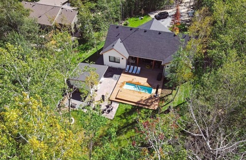 Lac du Bonnet Cottage | 8TH ESCAPE w/Plunge Pool, Hot Tub, Sauna backing onto 8th Hole on Granite Hills