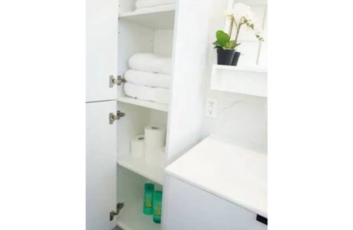 Cote-Saint-Luc Apartment | 9 bedrooms, 4 bathrooms, 2 kitchens, free parking