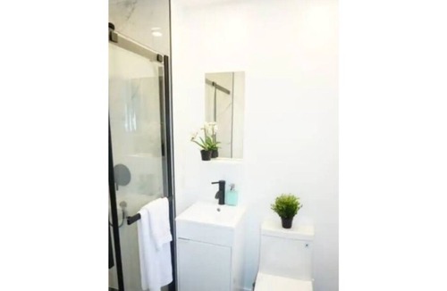 Cote-Saint-Luc Apartment | 9 bedrooms, 4 bathrooms, 2 kitchens, free parking