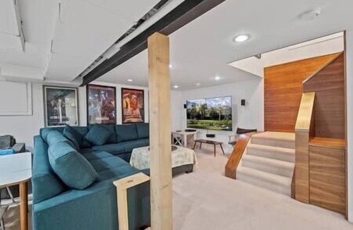 Kensington House | 9 Guests | King Bed | Pin Ball | BBQ | Piano