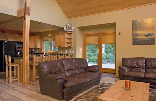Tofino House | 900 yards from South Chestermans Beach: Tranquil Accommodations