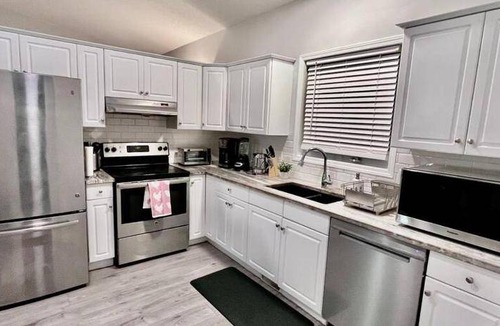 Southwest Calgary House | 97 m² House ∙ 3 bedrooms ∙ 6 guests