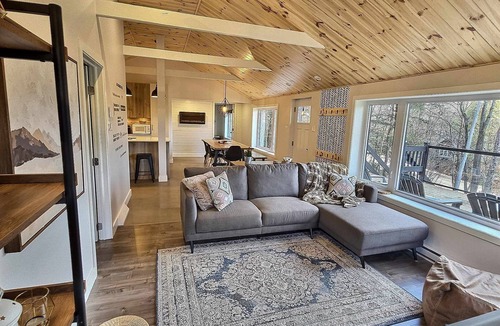 Gore Ski Chalet | A 30 Minutes de St-sauveur, Chalet Tout Équipé, Spa, Bord de lac