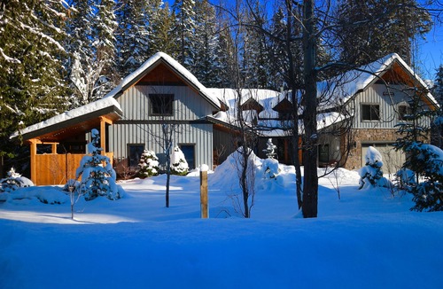 East Kootenay House | A beautifully furnished luxury vacation home in its own grounds on the ski hill