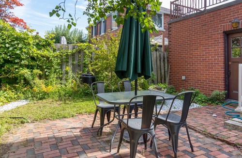 Cote-Saint-Paul Cottage | A big Cozy house near Downtown and the coolest street.