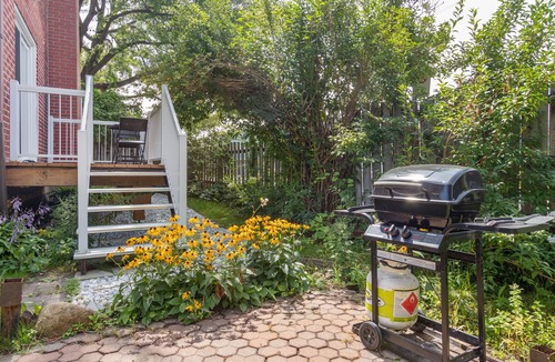 Cote-Saint-Paul Cottage | A big Cozy house near Downtown and the coolest street.
