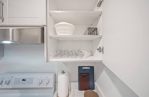 Beamsville Apartment | A Cozy Retreat: Home away from Home 🏕